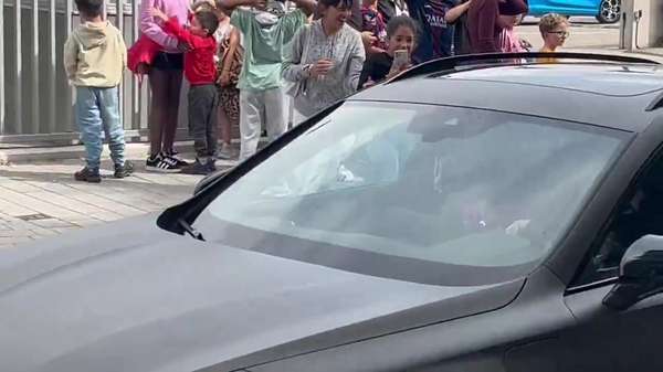 亚马尔伤愈归队训练 女友甜蜜接送秀恩爱