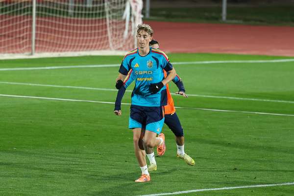 德拉富恩特力挺爱将：赫伊森具备顶级中卫的胚子