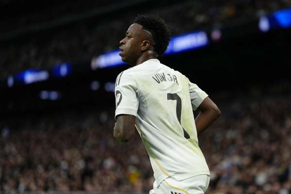 争议漩涡中的VAR：西甲裁判组罕见认错 维尼修斯点球判罚遭官方否定